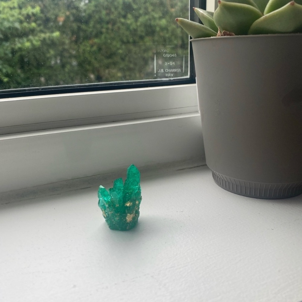 House decoration ~ Green crystal cluster with gold flakes inside 💚 - Picture 5 of 16